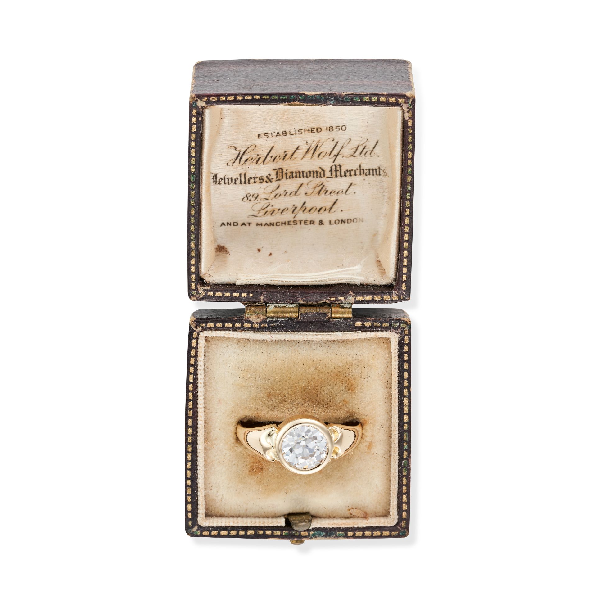 AN ANTIQUE SOLITAIRE DIAMOND RING in 18ct yellow gold, set with an old European cut diamond of ap... - Bild 3 aus 3