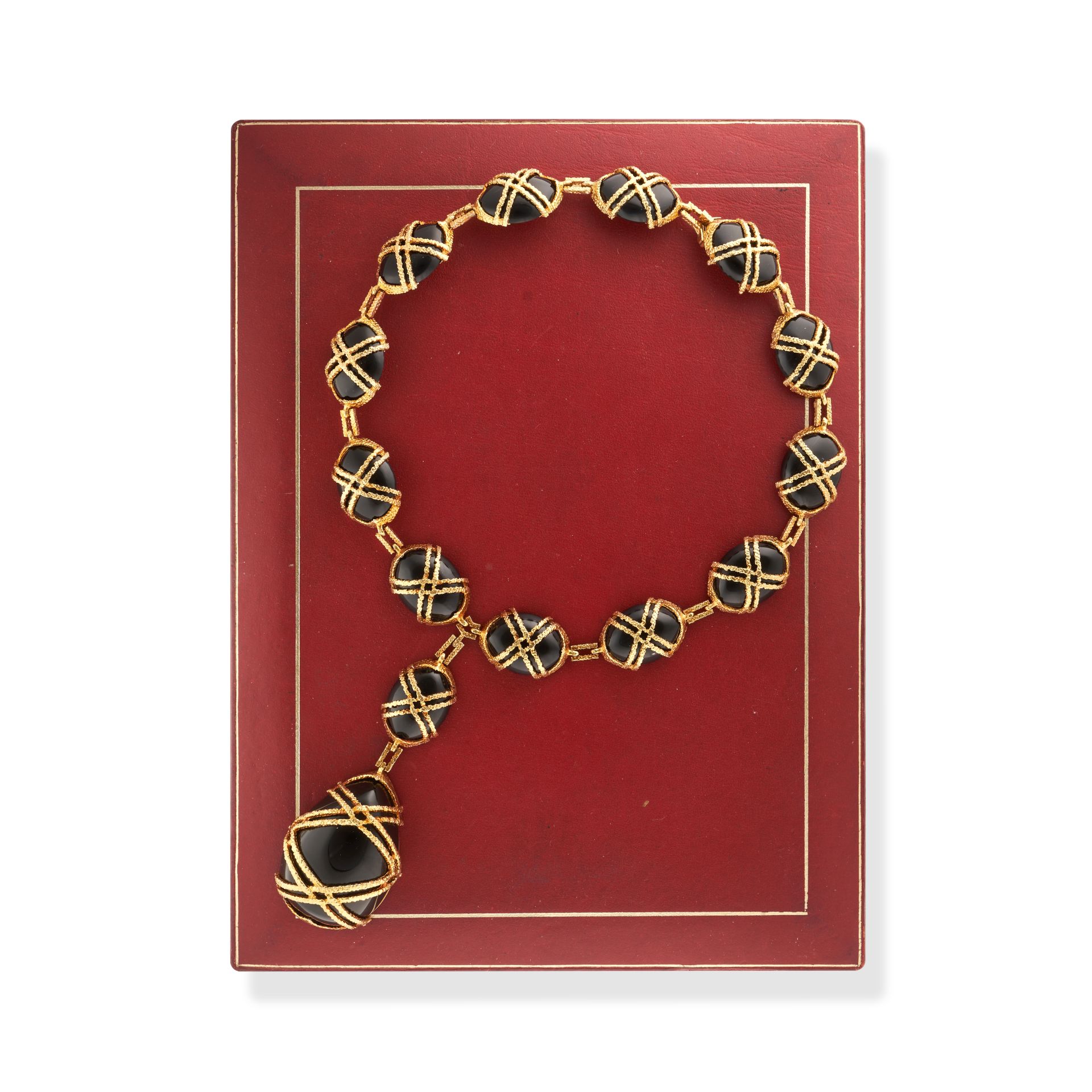 CARTIER, A FINE VINTAGE ONYX NECKLACE, 1960s in 18ct yellow gold, comprising a row of oval caboch... - Bild 3 aus 3