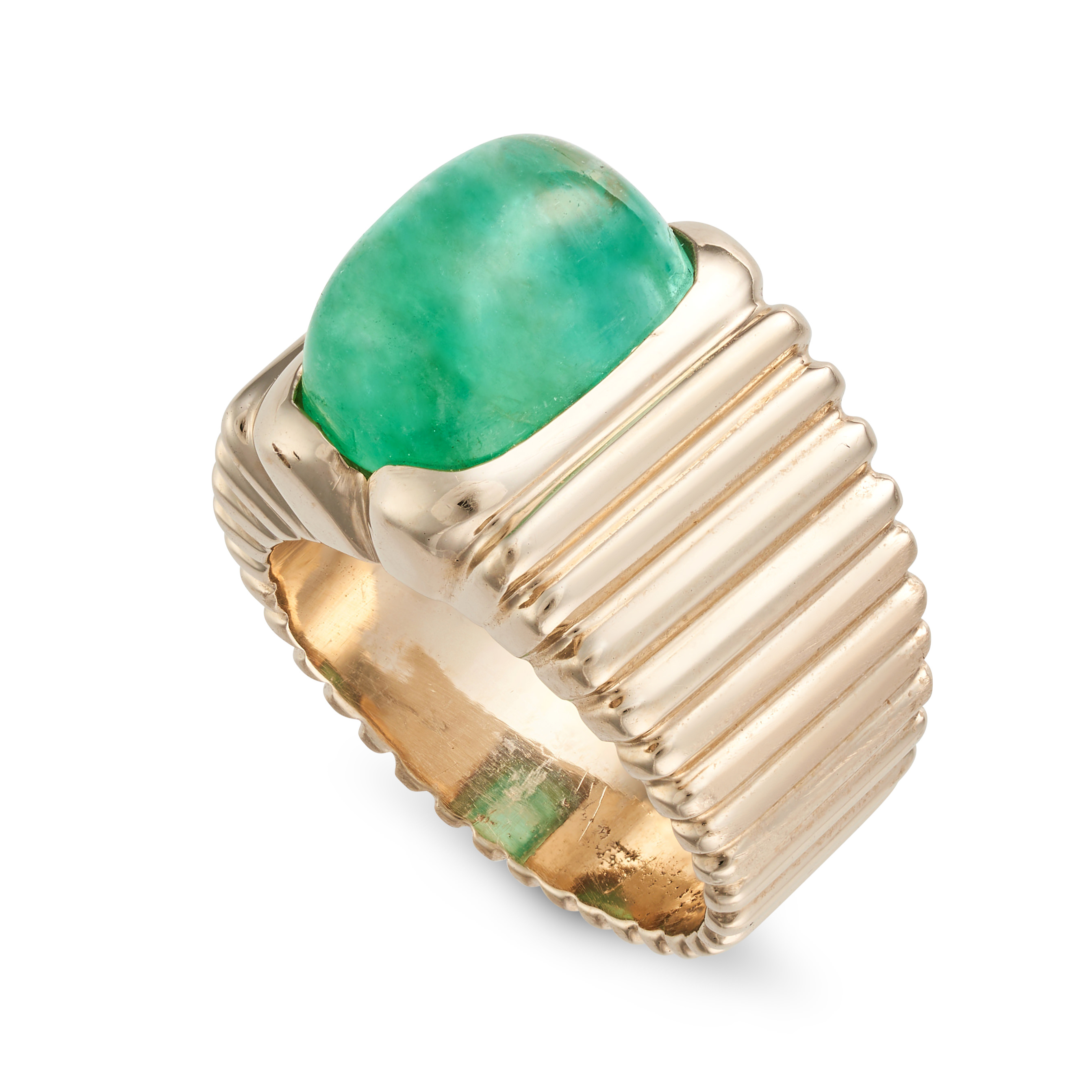 BOUCHERON, AN EMERALD RING in 18ct yellow gold, the fluted band set with a cabochon emerald, sign... - Bild 2 aus 2