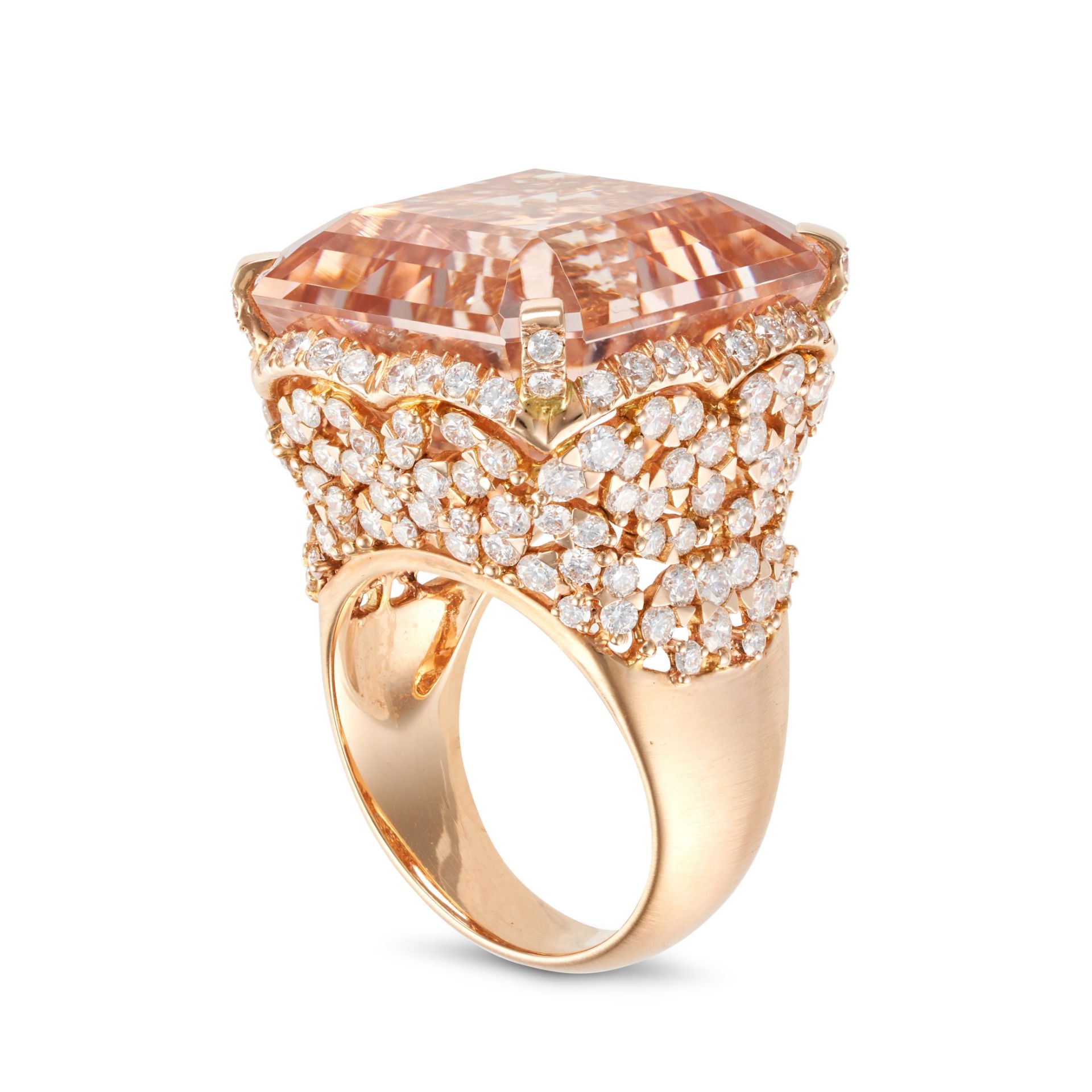 A MORGANITE AND DIAMOND RING set with an octagonal step cut morganite of approximately 43.50 cara... - Bild 2 aus 2