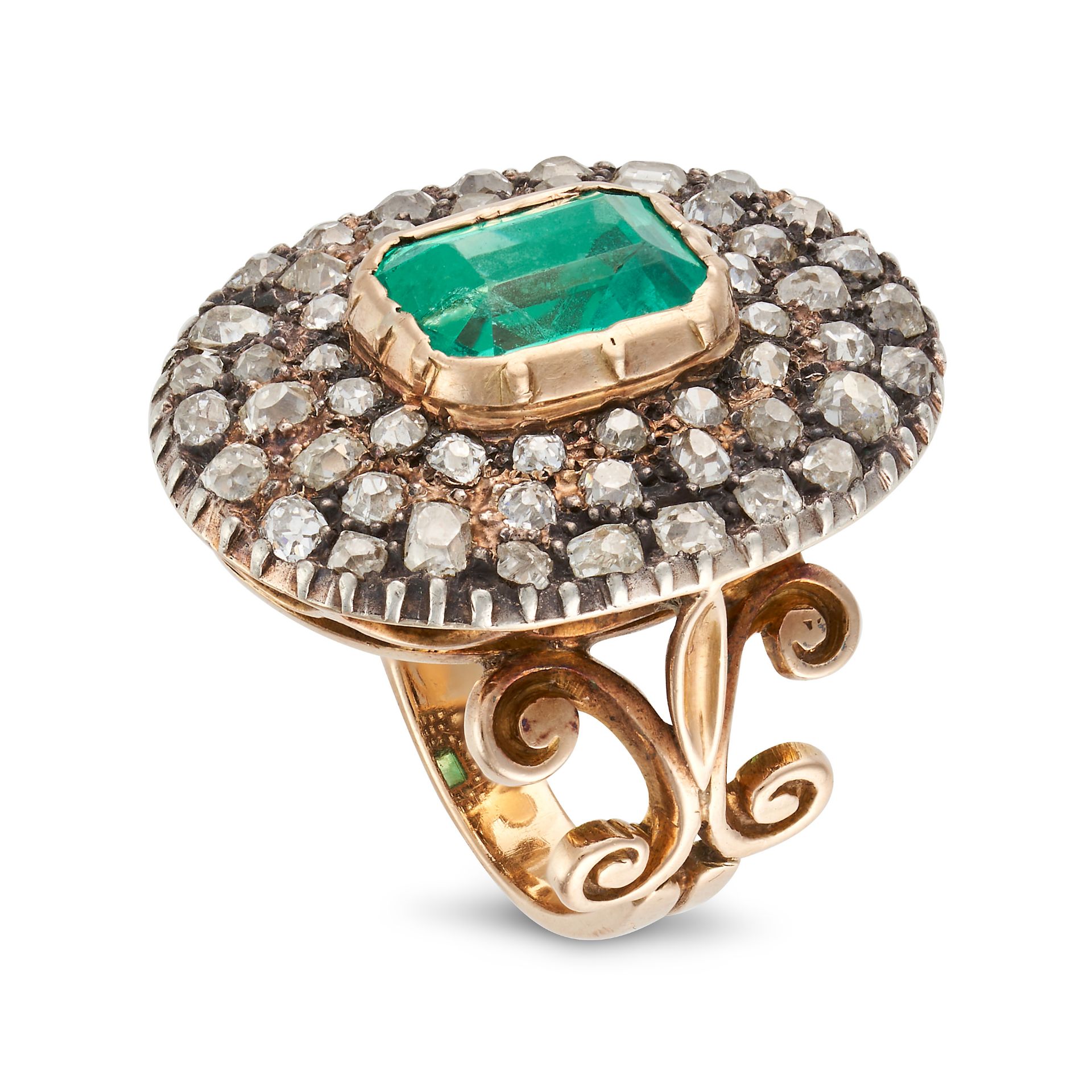 AN ANTIQUE COLOMBIAN EMERALD AND DIAMOND RING in yellow gold and silver, set with an octagonal st... - Bild 2 aus 2