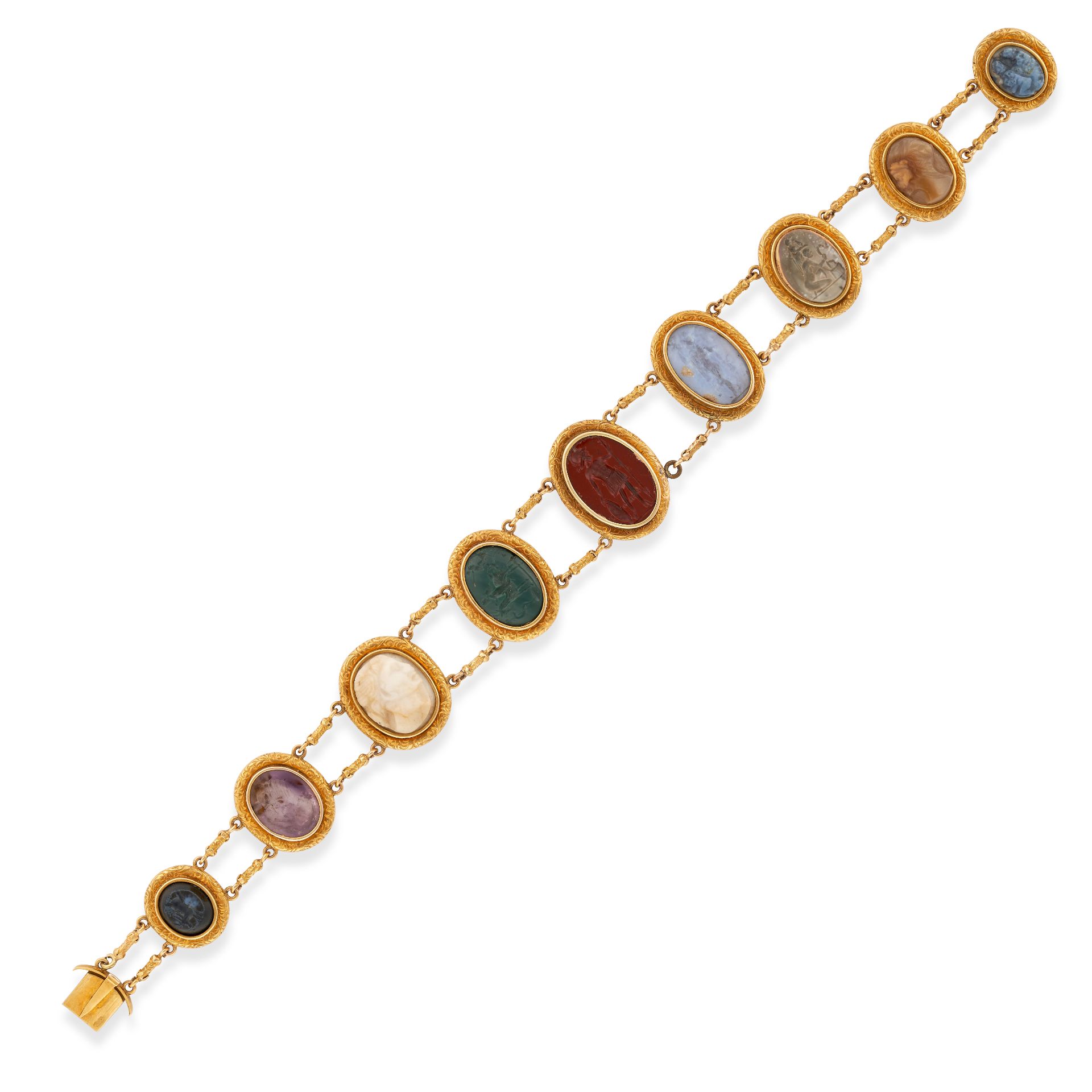 AN ANTIQUE AMETHYST AND HARDSTONE CAMEO AND INTAGLIO BRACELET in 18ct yellow gold, set with a row...
