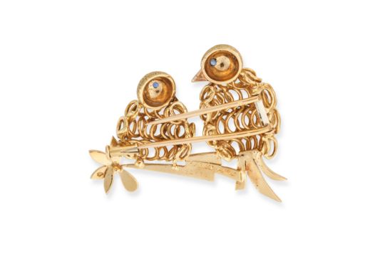 HERMES, A SAPPHIRE BIRD BROOCH in 18ct yellow gold, designed as two birds perched on a branch, the - Bild 2 aus 2