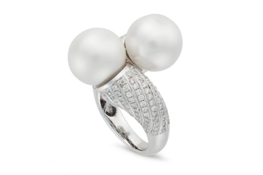 A FRENCH PEARL AND DIAMOND CROSSOVER RING in 18ct white gold, set with two pearls of 13.1mm, the ... - Bild 2 aus 2