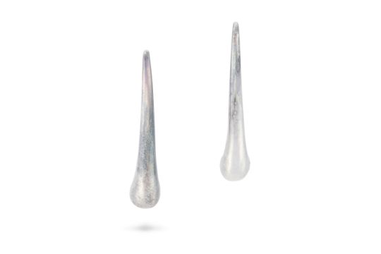 NO RESERVE - ELSA PERETTI FOR TIFFANY & CO., A PAIR OF TEARDROP EARRINGS in silver, each designed... - Bild 2 aus 2