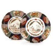 A PAIR OF JAPANESE IMARI DISHES, LATE 19TH CENTURY