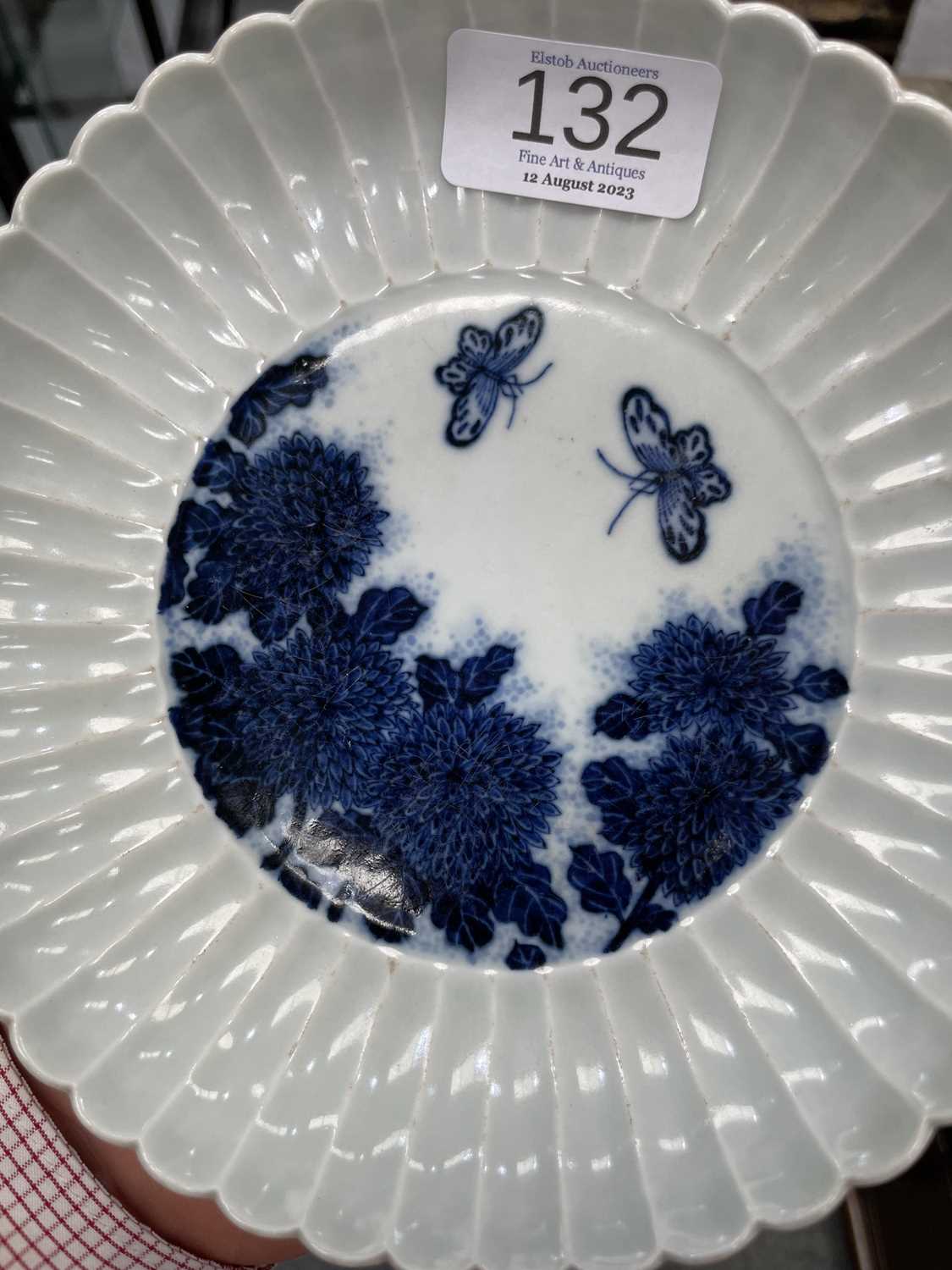A CHINESE BLUE AND WHITE PORCELAIN FOLIATE-RIM DISH, QING DYNASTY - Image 5 of 7