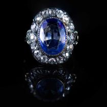 A DIAMOND AND SAPPHIRE CLUSTER RING