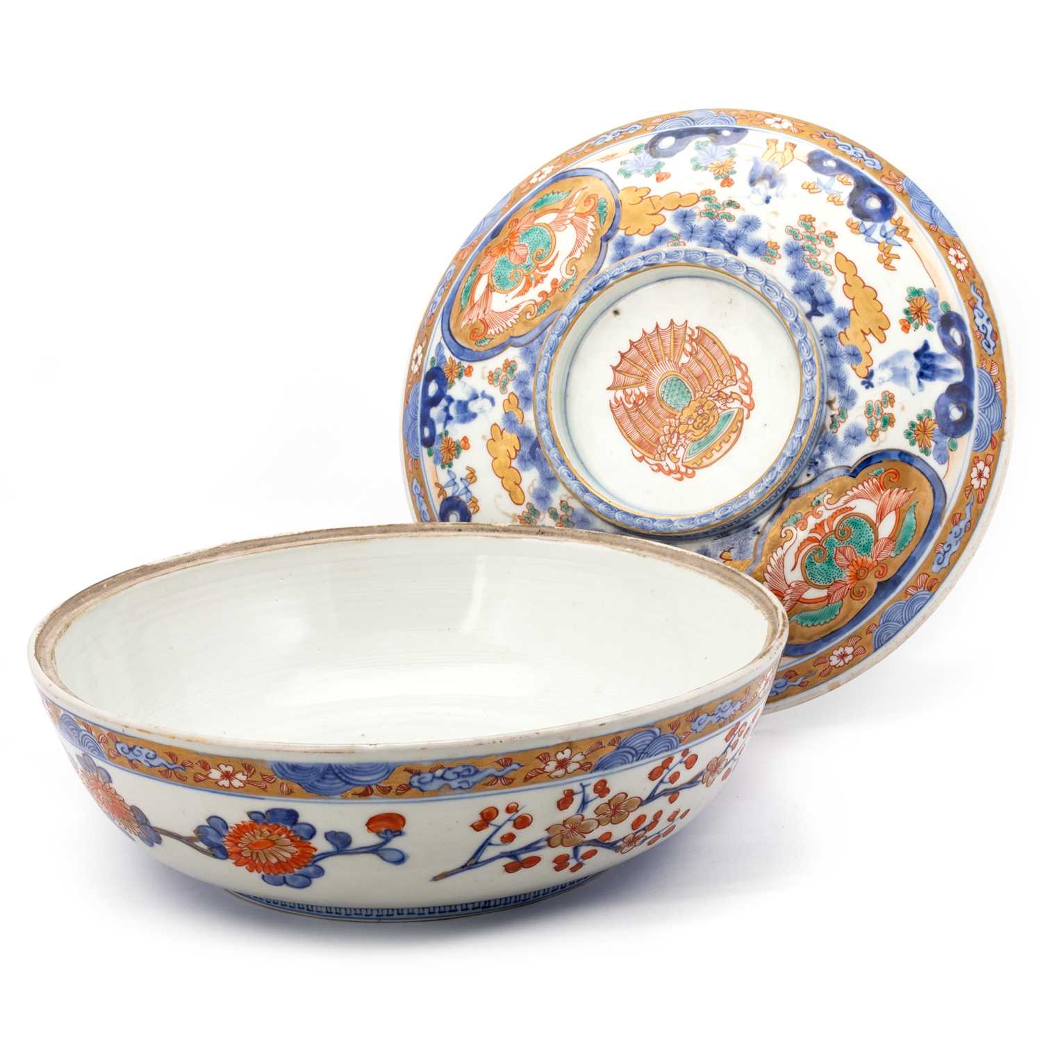 A JAPANESE IMARI BOWL AND COVER, 19TH CENTURY - Image 2 of 2