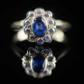AN 18 CARAT YELLOW GOLD SAPPHIRE AND DIAMOND OVAL CLUSTER RING