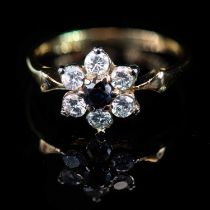 AN 18 CARAT YELLOW GOLD SAPPHIRE AND DIAMOND FLOWERHEAD RING