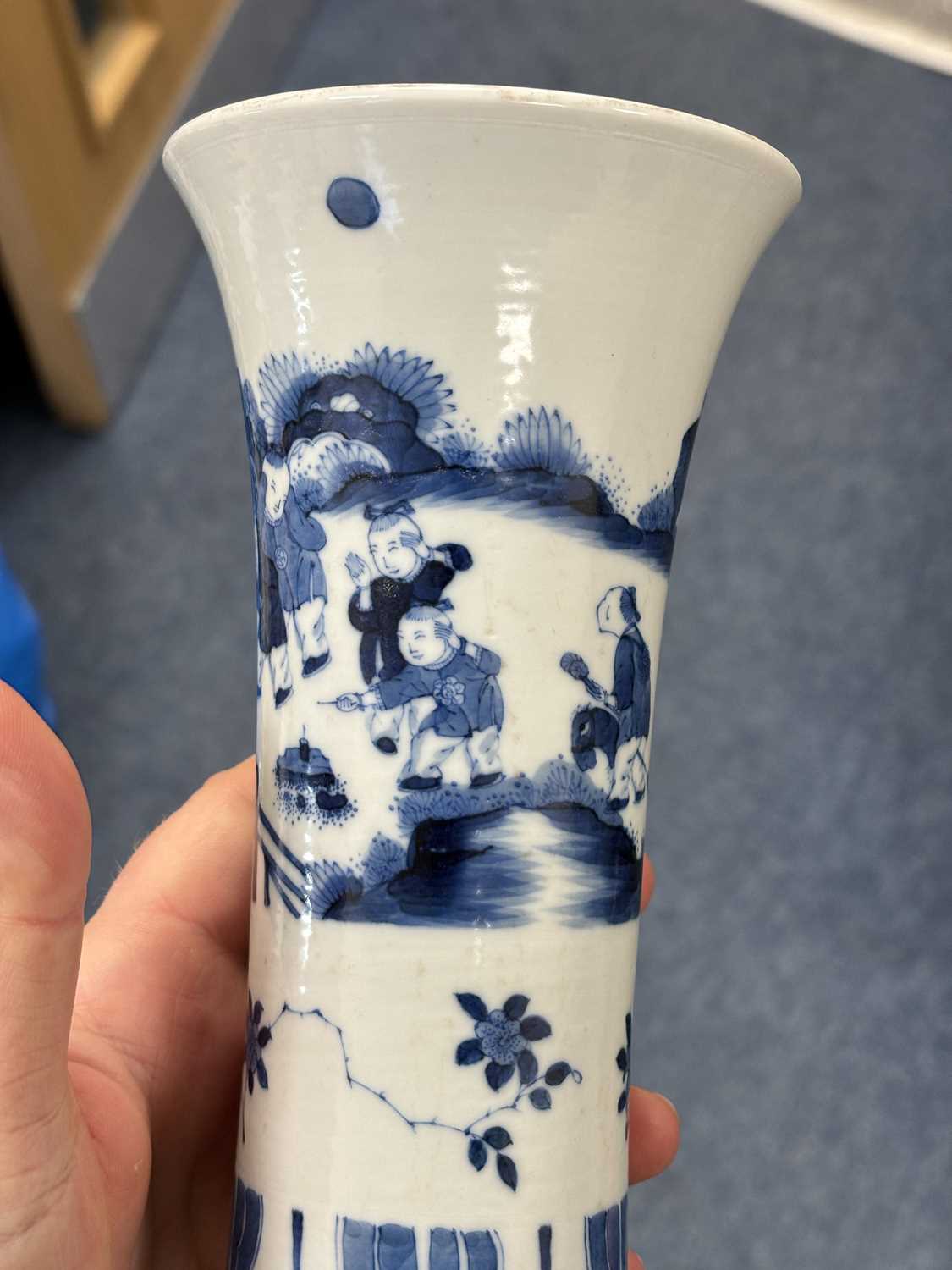 A CHINESE BLUE AND WHITE VASE, GU - Image 9 of 10