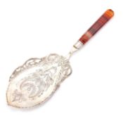 A 19TH CENTURY DUTCH SILVER AND AGATE FISH SLICE