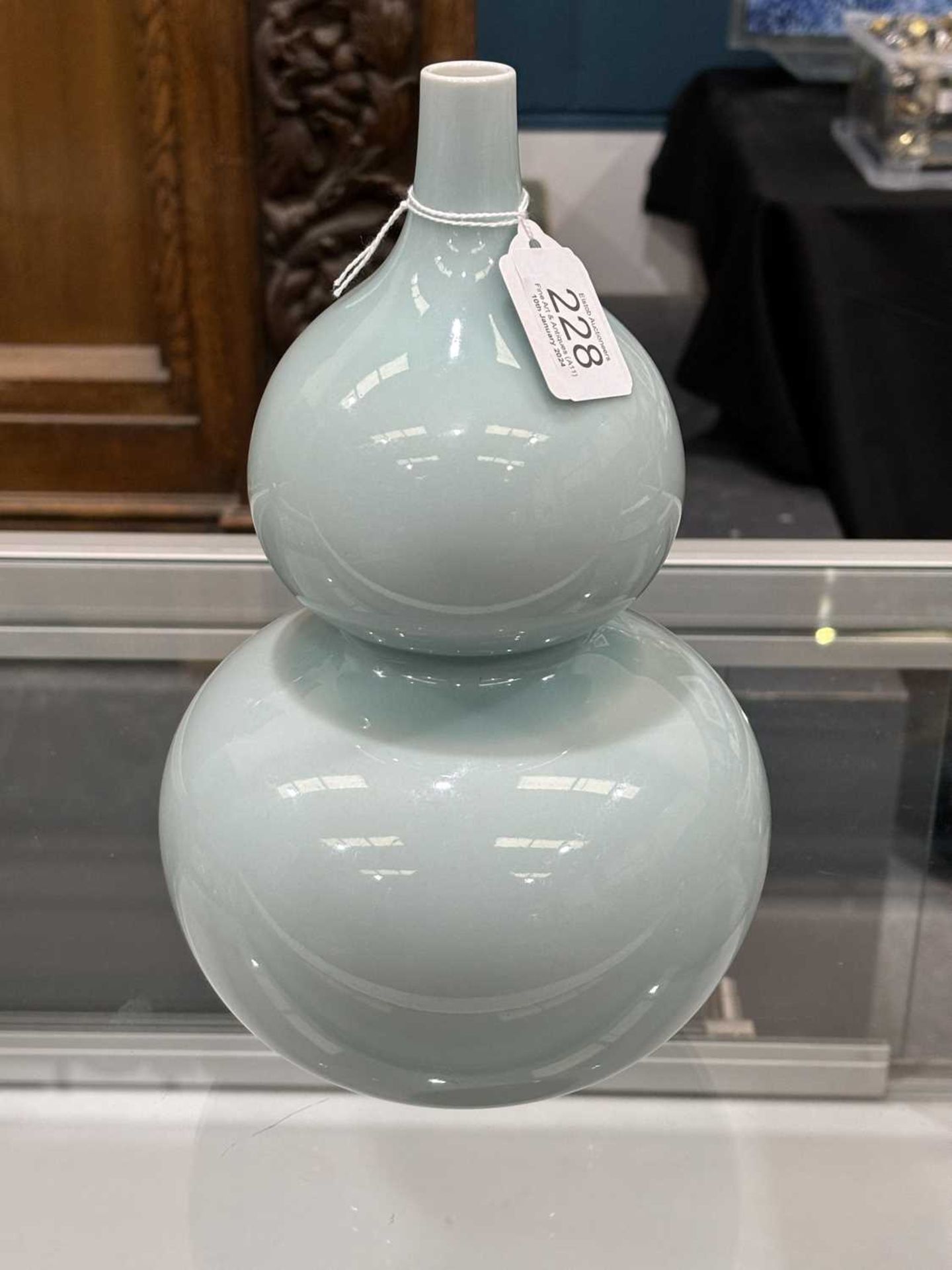 A CELADON ENAMELLED VASE - Image 5 of 7