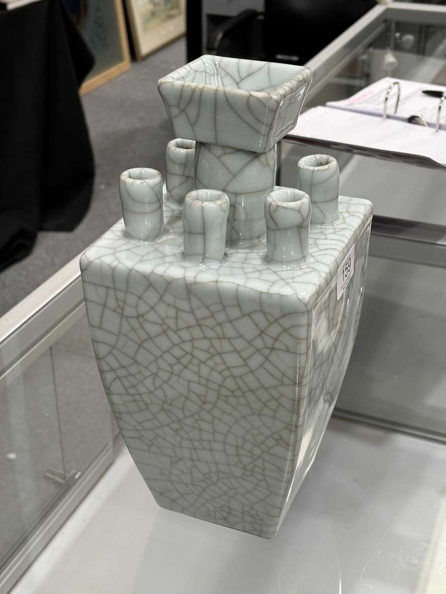 A LARGE CHINESE CRACKLE-GLAZED CELADON VASE - Image 8 of 8