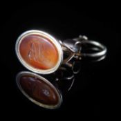 AN AGATE-SET FOB WITH AN OUROBOROUS SPLIT RING