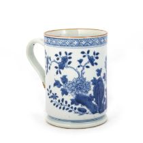 AN 18TH CENTURY CHINESE BLUE AND WHITE TANKARD