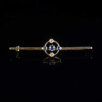 AN EARLY 20TH CENTUYRY 18 CARAT SAPPHIRE AND DIAMOND BAR BROOCH