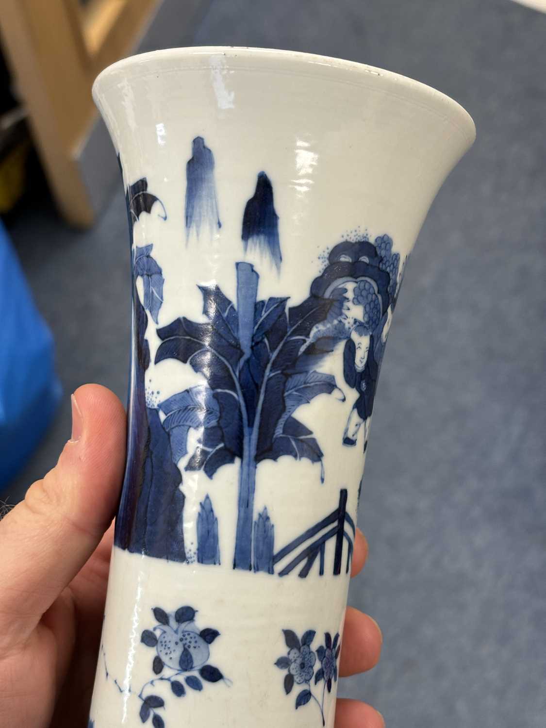 A CHINESE BLUE AND WHITE VASE, GU - Image 6 of 10