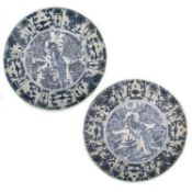 A LARGE PAIR OF 17TH CENTURY CHINESE KRAAK PORCELAIN DISHES, MING DYNASTY