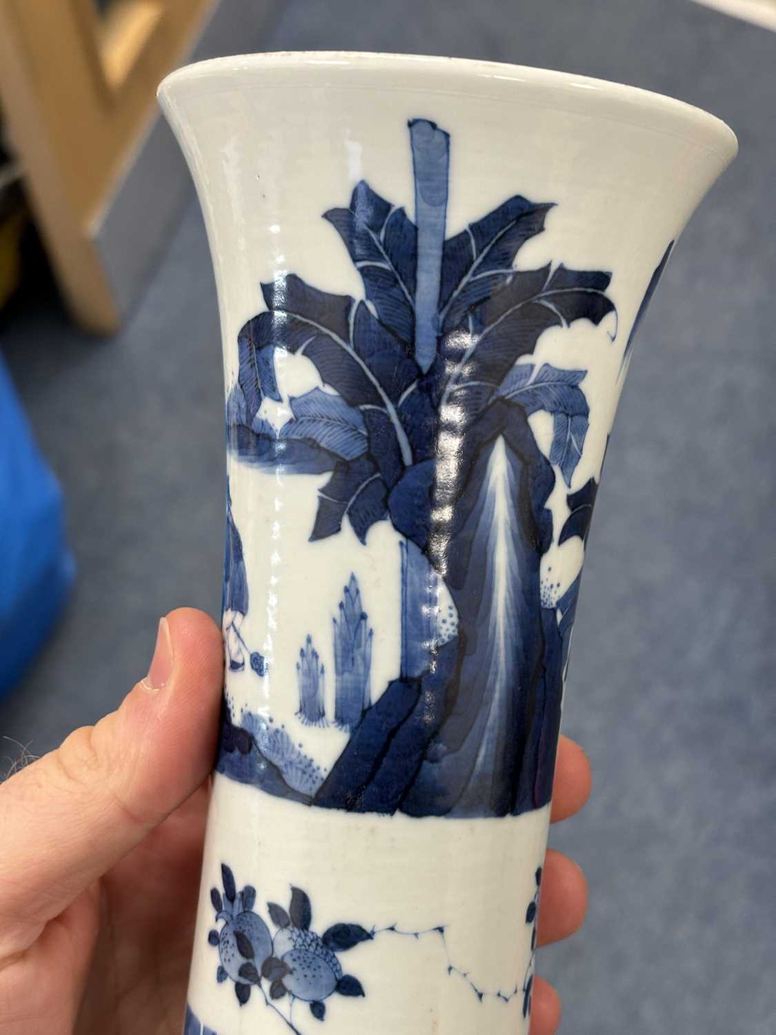 A CHINESE BLUE AND WHITE VASE, GU - Image 7 of 10