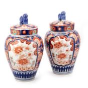 A PAIR OF JAPANESE IMARI VASES AND COVERS, LATE 19TH CENTURY