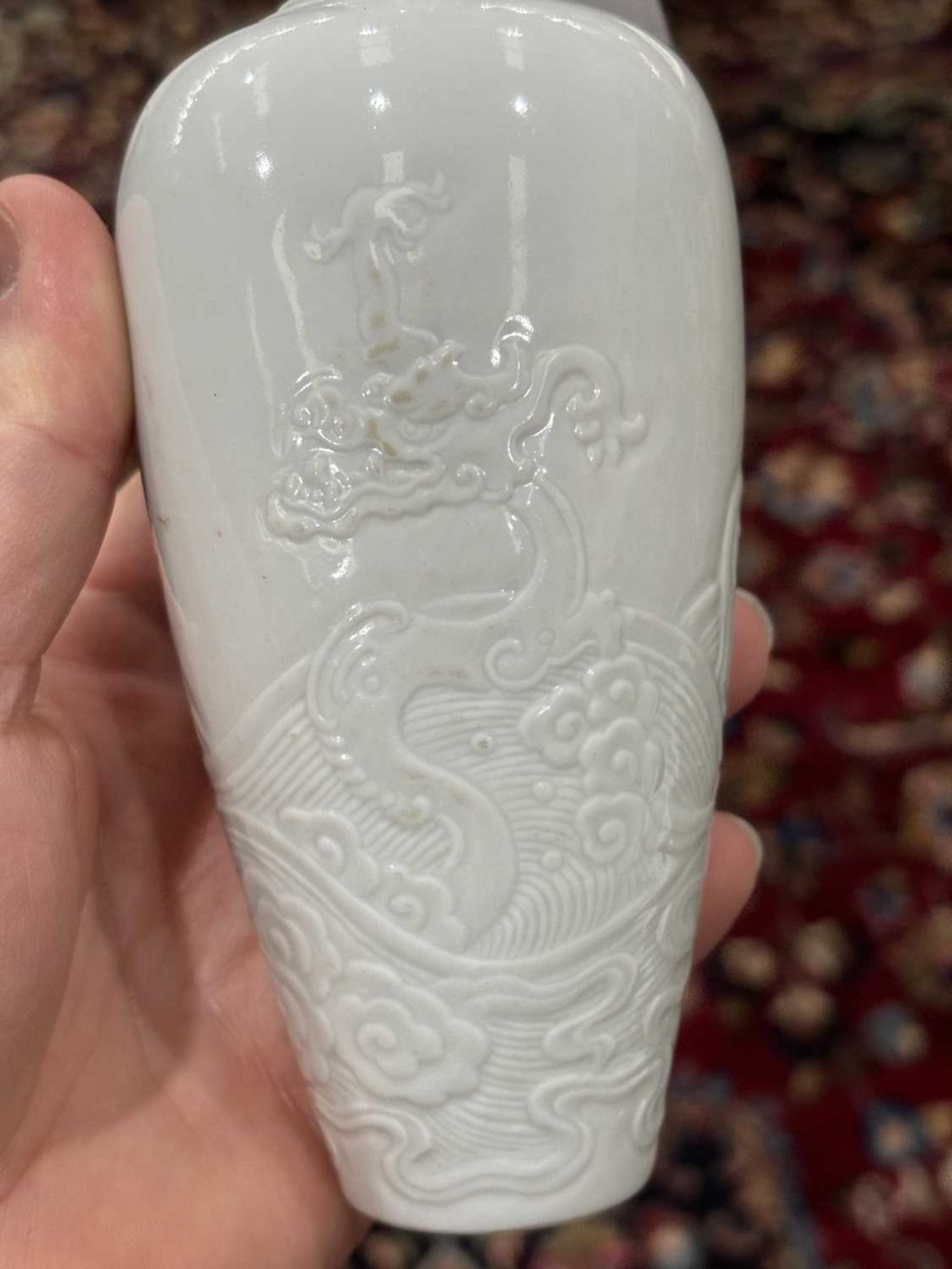 A CHINESE WHITE-GLAZED PORCELAIN VASE - Image 8 of 12