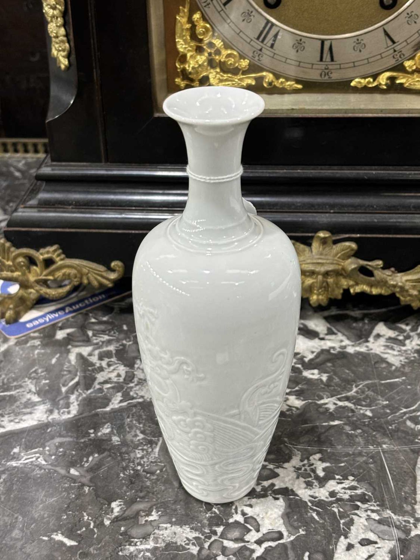 A CHINESE WHITE-GLAZED PORCELAIN VASE - Image 7 of 12