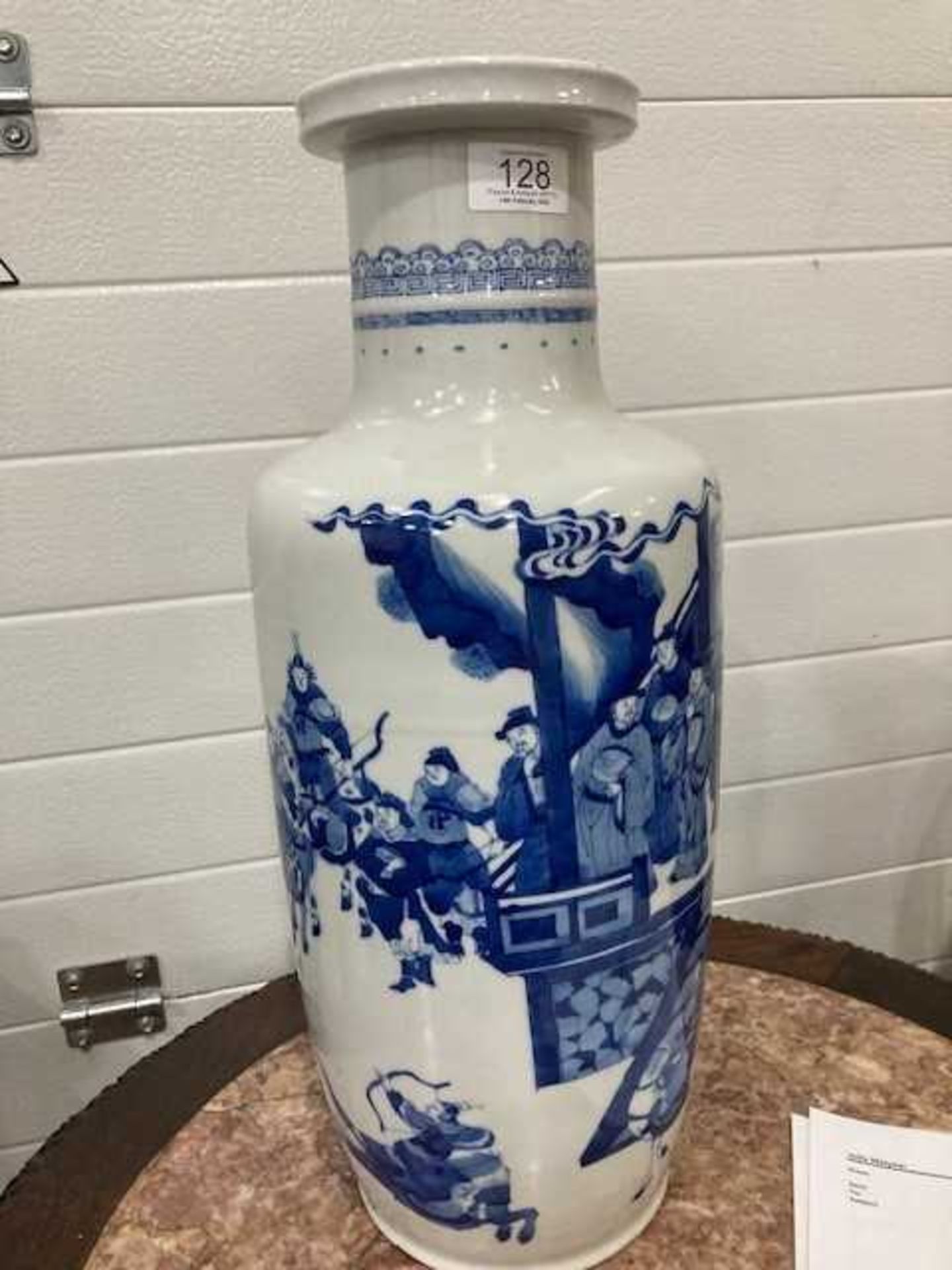 A LARGE CHINESE BLUE AND WHITE ROULEAU VASE - Image 6 of 6