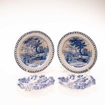 A PAIR OF 19TH CENTURY BLUE AND WHITE PEARLWARE SHELL-SHAPED DISHES