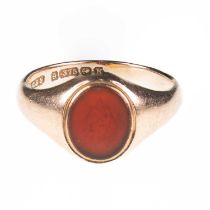 A 9 CARAT GOLD CARNELIAN SIGNET RING