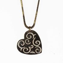 A 9 CARAT GOLD HEART PENDANT NECKLACE