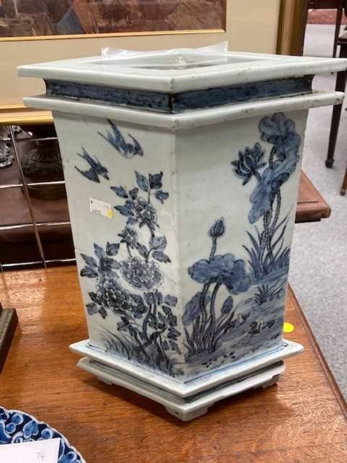A CHINESE BLUE AND WHITE VASE - Image 4 of 5