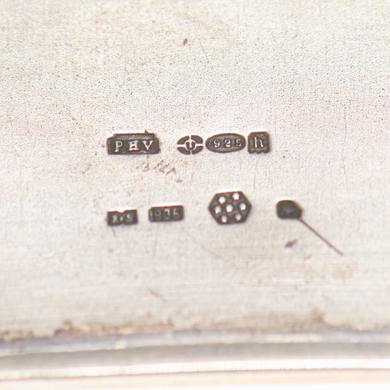 AN EARLY 20TH CENTURY CONTINENTAL SILVER AND GREEN ENAMEL EIGHT-DAY DESK CLOCK - Image 3 of 4