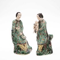 A PAIR OF CHINESE FAMILLE VERTE FIGURES OF SEATED LADIES, QING DYNASTY