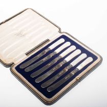 A BOXED SET OF SIX GEORGE V SILVER AND MOTHER-OF-PEARL HANDLED TEA KNIVES