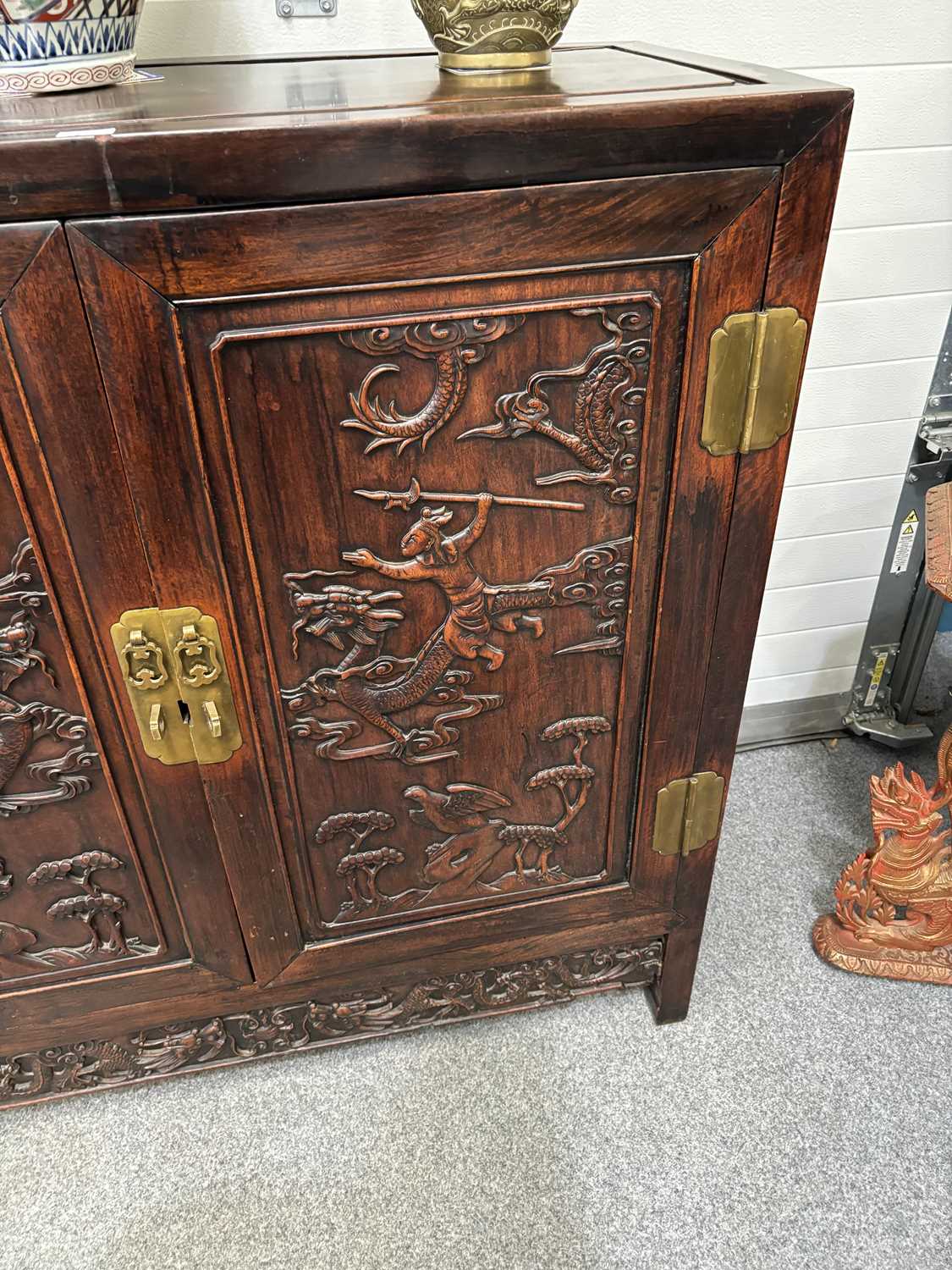 AN EARLY 20TH CENTURY CHINESE HARDWOOD SIDE CABINET - Image 5 of 6
