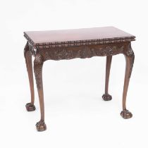 AN EARLY 20TH CENTURY CHIPPENDALE STYLE MAHOGANY FOLDOVER CARD TABLE