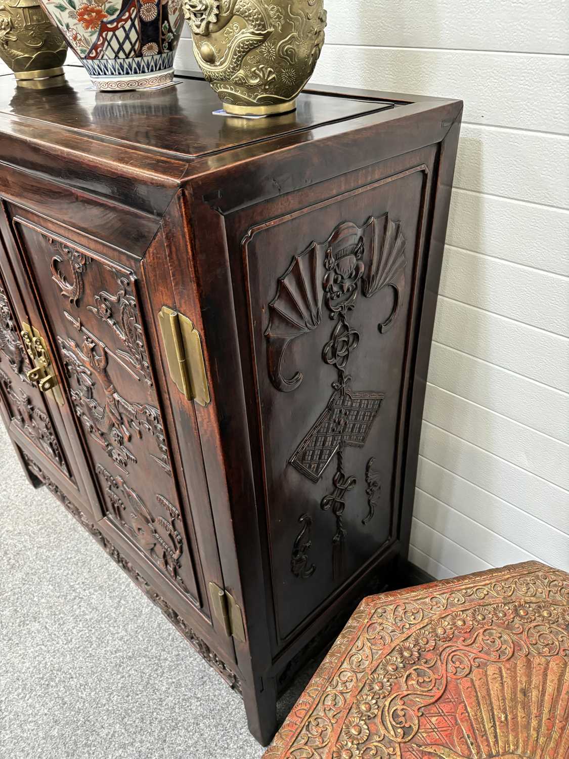 AN EARLY 20TH CENTURY CHINESE HARDWOOD SIDE CABINET - Image 4 of 6