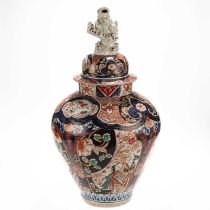 A LARGE JAPANESE IMARI VASE AND COVER, 18TH CENTURY