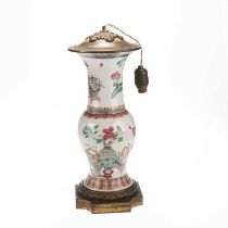 A CHINESE FAMILLE ROSE VASE, EARLY 20TH CENTURY