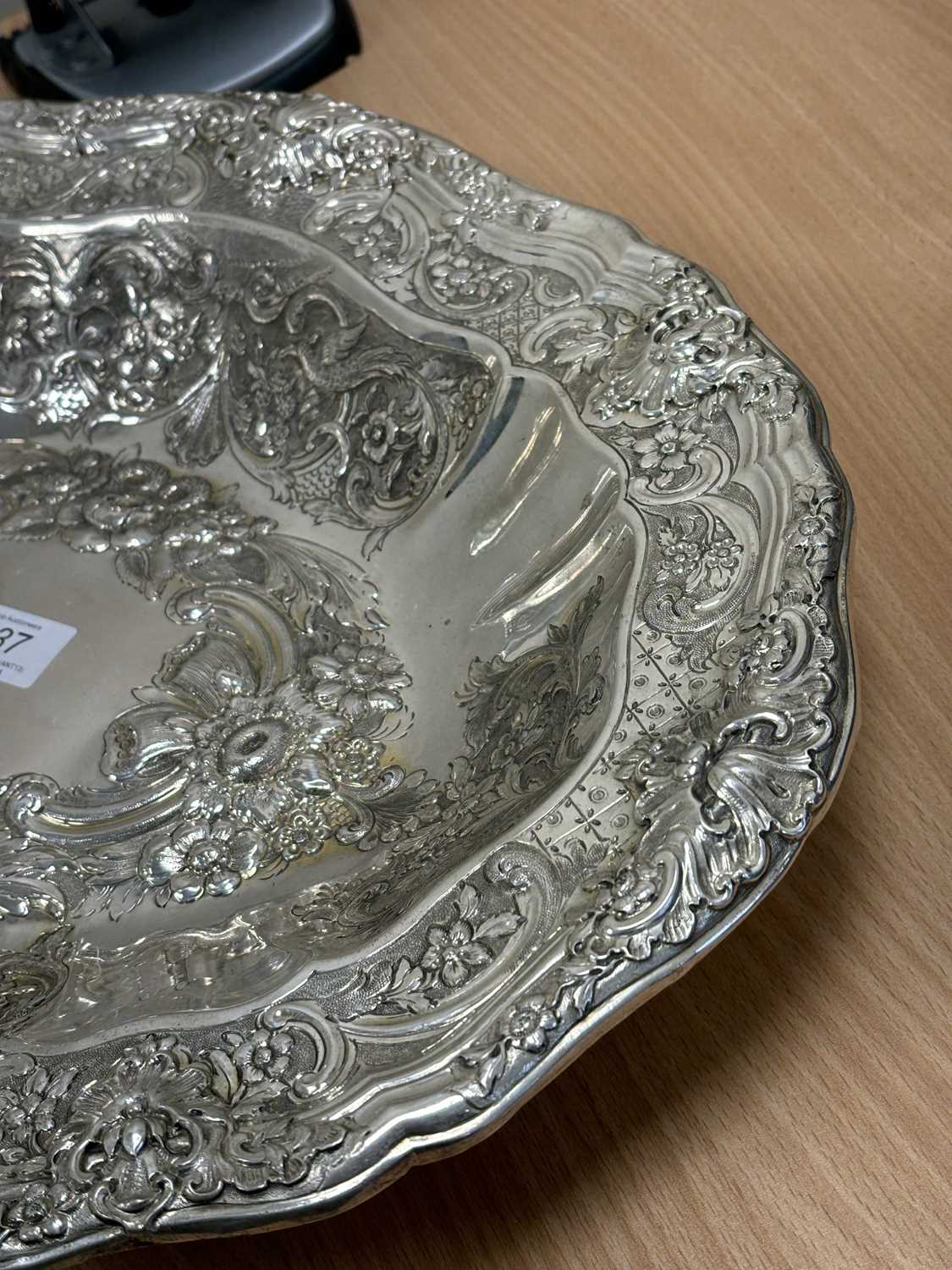 A GEORGE III SILVER SIDEBOARD DISH - Image 8 of 9