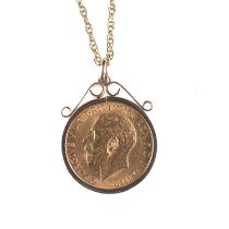 A GEORGE V SOVEREIGN PENDANT NECKLACE