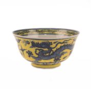 A CHINESE MING STYLE YELLOW-GROUND BLUE AND WHITE 'DRAGON' BOWL