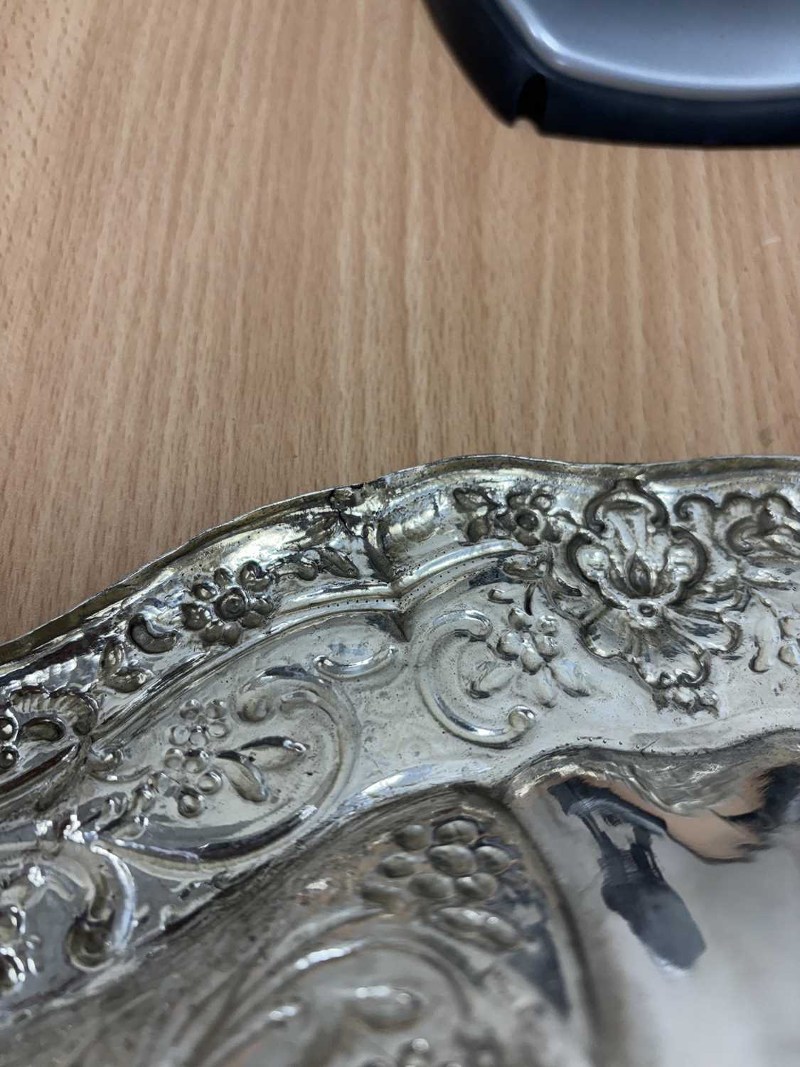 A GEORGE III SILVER SIDEBOARD DISH - Image 3 of 9