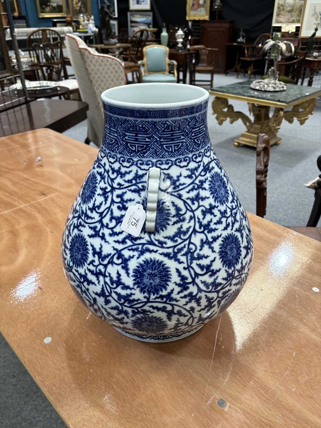 A LARGE MING-STYLE BLUE AND WHITE VASE, HU - Image 9 of 11