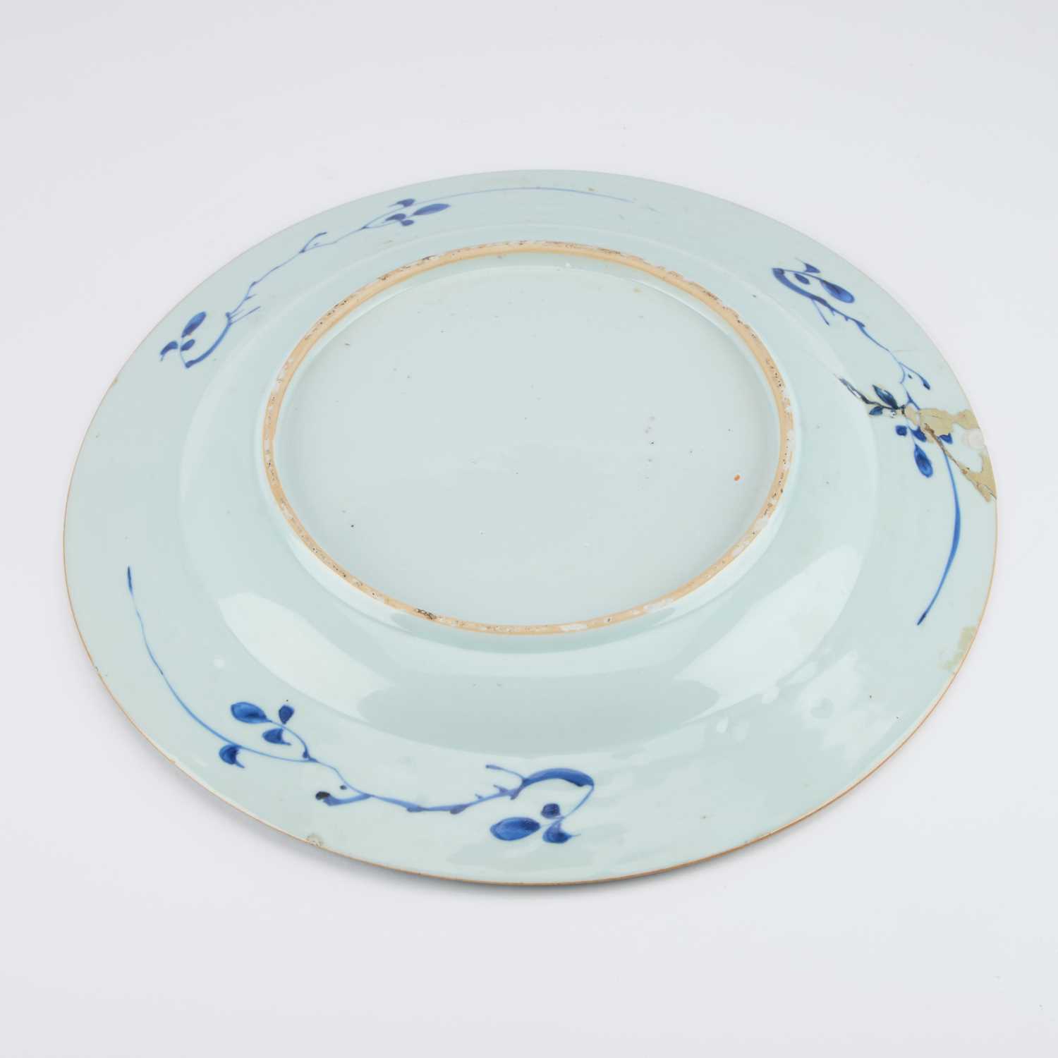 AN 18TH CENTURY CHINESE BLUE AND WHITE CHARGER - Image 2 of 2