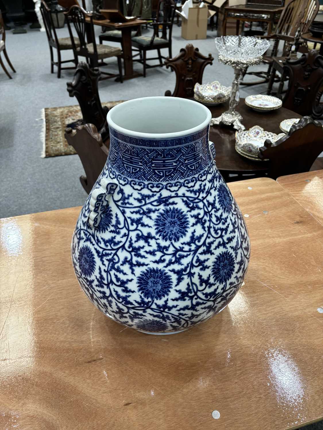 A LARGE MING-STYLE BLUE AND WHITE VASE, HU - Image 8 of 11