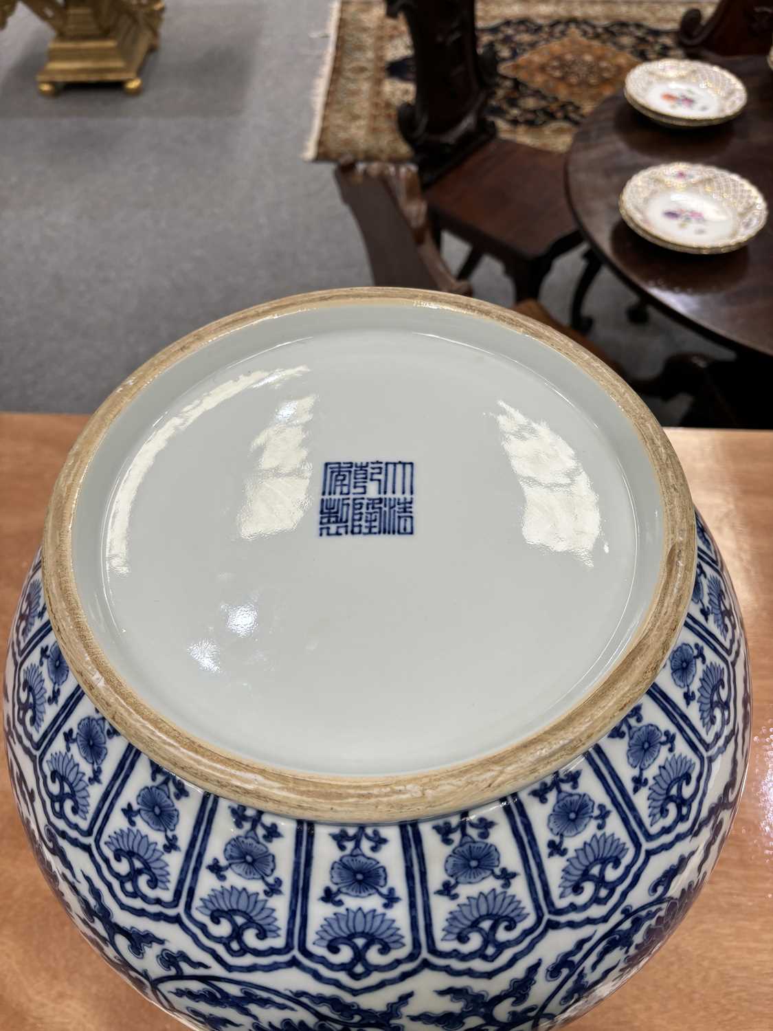 A LARGE MING-STYLE BLUE AND WHITE VASE, HU - Image 11 of 11