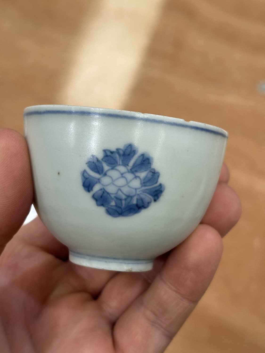 THREE CHINESE PORCELAIN BLUE AND WHITE WINE CUPS, WANLI PERIOD - Image 12 of 13